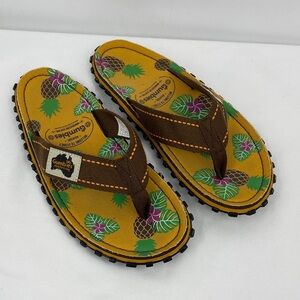 Gumbies Pineapple Print Flip Flops - Mustard & Brown MENS SIZE 8/9 LIKE NEW